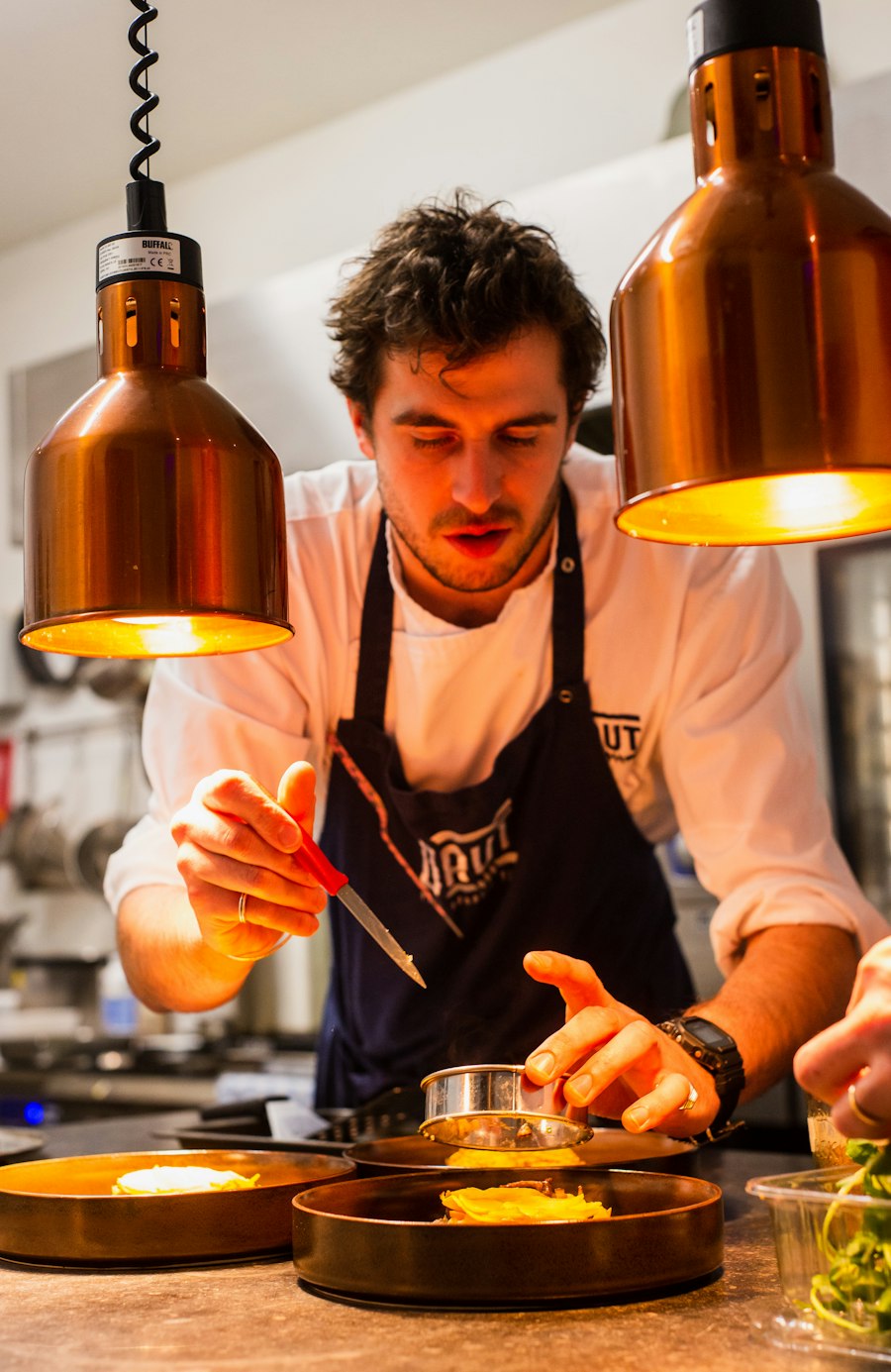 El chef Martín Roig emplatando en la cocina