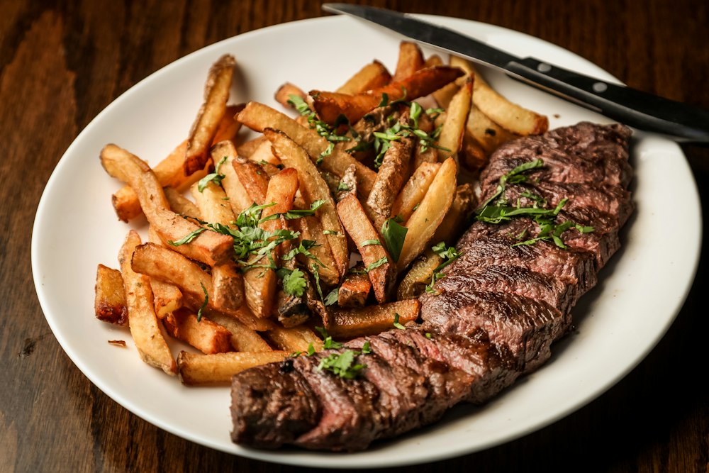Entraña a la brasa con patatas fritas